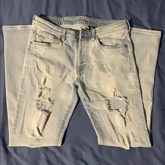 H&M Light-Washed Jeans. - Picture 2 of 5